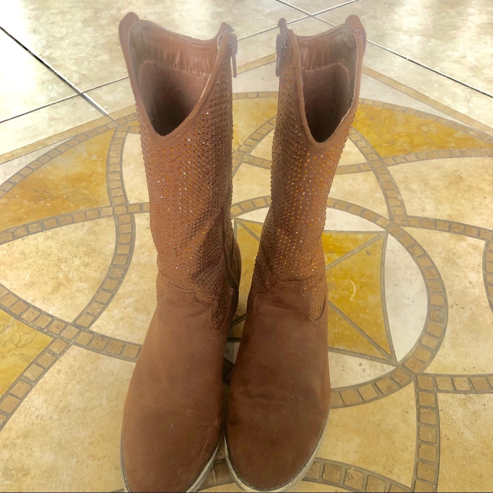 Boots - Picture 4 of 6